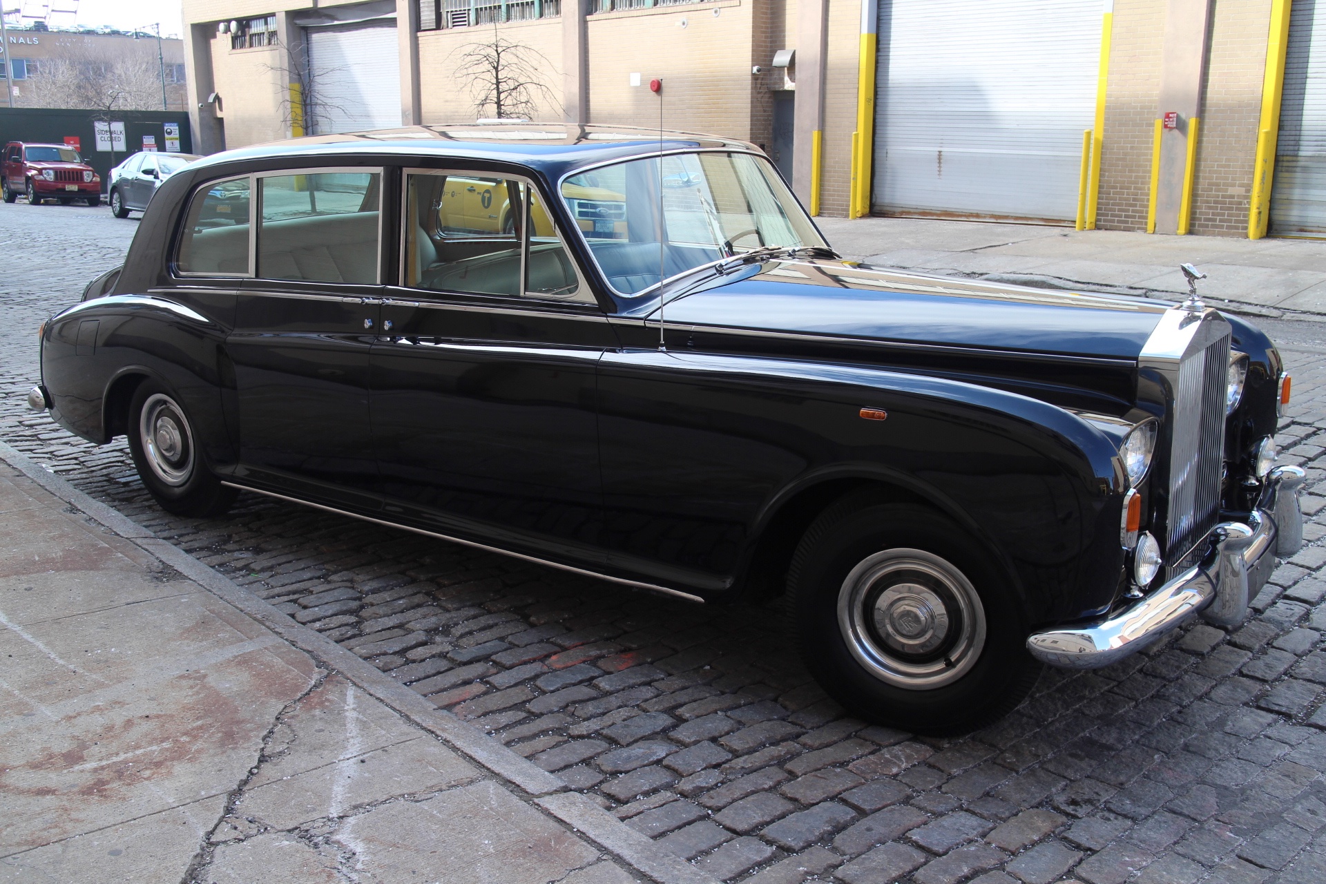 Phantom v. Rolls Royce Phantom 1965. Rolls-Royce Phantom v 1965. Rolls-Royce Phantom v. Rolls Royce Phantom 5 1965.