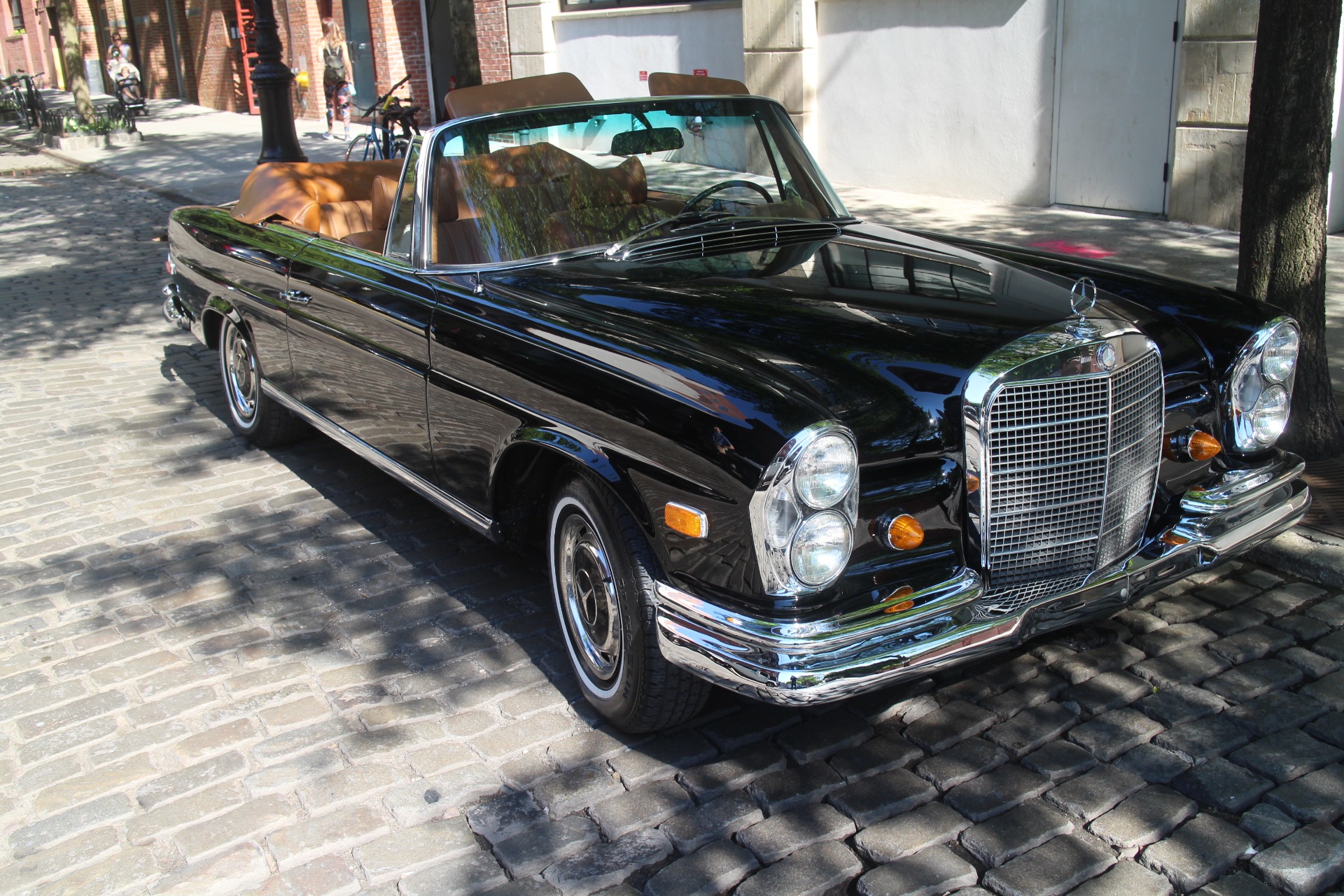  1968 Mercedes-Benz 280 SE Convertible [W111] in The  Neighbourhood: Sweater Weather, 2013