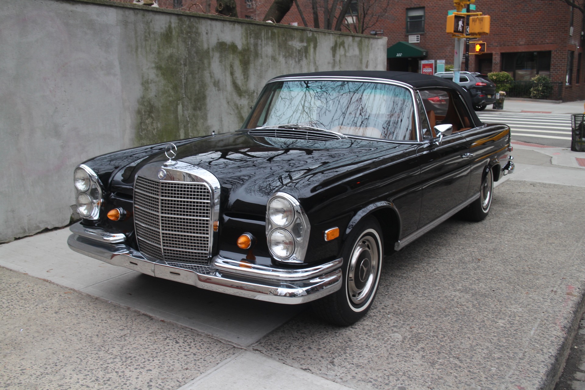  1968 Mercedes-Benz 280 SE Convertible [W111] in The  Neighbourhood: Sweater Weather, 2013