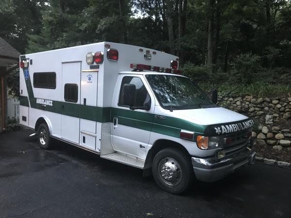2004-Ford-/-Braun-E450-Type-II-Ambulance