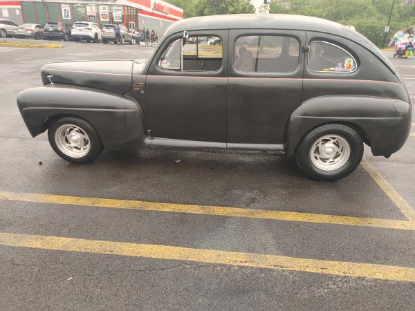 1949-ford-sedan-duluxe-4-door